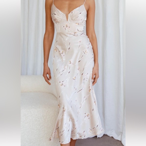 Selfie Leslie Dresses & Skirts - Selfie Leslie Lake Como Fitted Bodice Cami Strap Midi Dress Orchid Print Beige